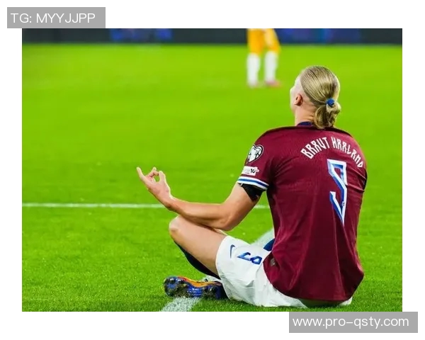 哈兰德社交媒体分享英伦风格穿搭绿色帽子搭配马甲尽显绅士魅力